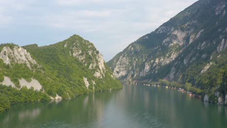 Perucac-Lake-Tara-Nationalpark,-Serbien,-Luftaufnahme-Des-Wasserreservoirs-Am-Fluss-Drina-An-Sonnigen-Sommertagen,-Drohnenaufnahme