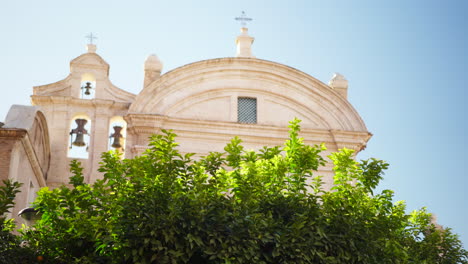 Hermoso-Campanario-De-La-Antigua-Iglesia-Española,-Arquitectura-Tradicional-En-La-Ciudad-De-Murcia