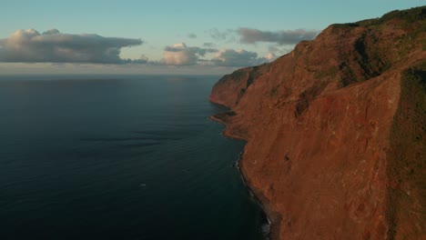 Impresionante-Paisaje-De-La-Isla-Volcánica-Madeira-Durante-La-Puesta-De-Sol,-Ponta-Do-Pargo