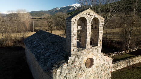 Linda-Iglesia-Abandonada-En-Medio-De-Los-Campos-Y-Vistas-Increíbles-De-Las-Montañas-Nevadas-En-El-Horizonte