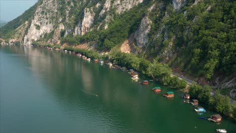 Hausboote-Auf-Dem-Wunderschönen-Perućac-see,-Serbien,-Luftbild