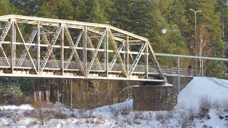 Die-Alte-Eisenbahnbrücke-über-Den-Fluss-Im-Winter