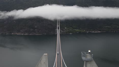 Volando-Sobre-El-Puente-Hardanger-En-El-Oeste-De-Noruega