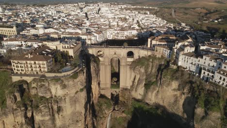 Luftaufnahme-Von-Ronda,-Spanien,-Rückt-Näher-An-Das-Wahrzeichen-Der-Brücke-Puente-Nuevo-Heran