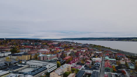 Drohne-Fliegt-über-Der-Stadtlandschaft-Von-Ostersund-In-Jamtland,-Schweden-Mit-Dem-Storsjon-See-Im-Hintergrund---Antenne
