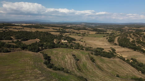 Unbebaute-Felder-In-Lleida-Mit-Einem-Bauernhaus-In-Der-Mitte