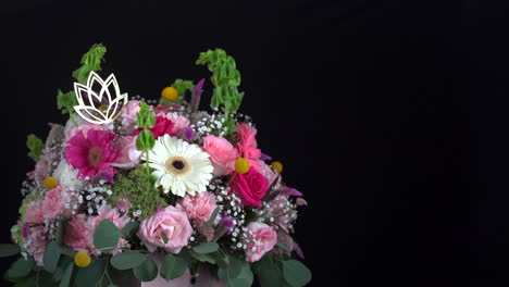 Blumenarrangement-Rosen-Gerbera-Gänseblümchen-Und-Goldener-Lotus-Dekoration-Schieberegler-Erschossen