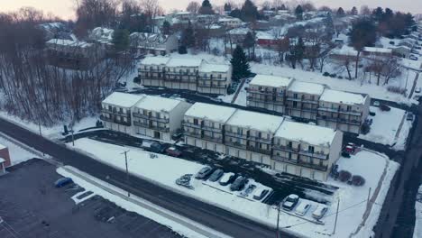 Wohnung-Wohnhäuser-Und-Gebäude,-Die-Nach-Einem-Wintersturm-Mit-Schnee-Bedeckt-Sind