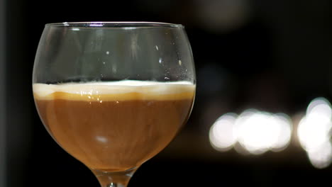 Deliciosa-Bebida-Alcohólica-De-Café-Servida-En-Un-Fondo-Negro-De-Bokek