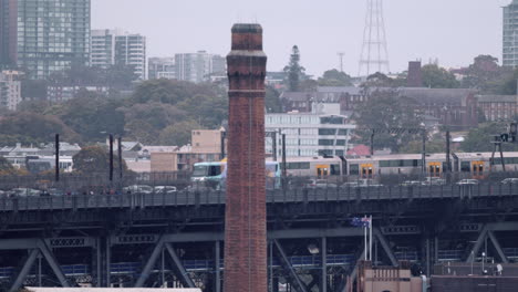 Sydney-Zug-überquert-Tagsüber-Die-Hafenbrücke-In-Sydney,-Australien---Totale