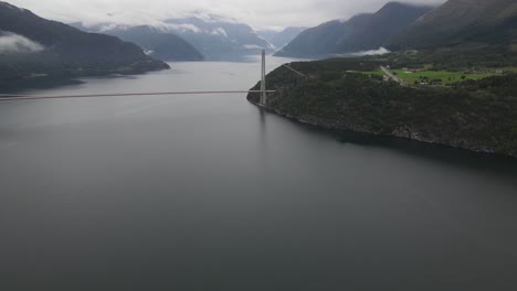 Cierre-De-Imágenes-De-Drones-Del-Puente-Colgante-De-Hardanger-Sobre-Un-Fiordo