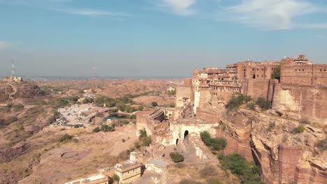 Aerial-along-the-walls-of-Mehrangarh-fort,-Jodhpur,-Rajasthan,-India