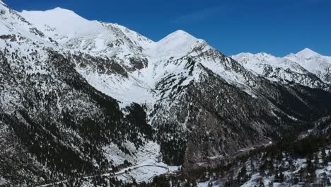 Vistas-Aéreas-De-Estaciones-De-Esquí,-Diferentes-Paisajes-Y-Espectadores-En-Andorra-Durante-Los-Tiempos-De-Covid
