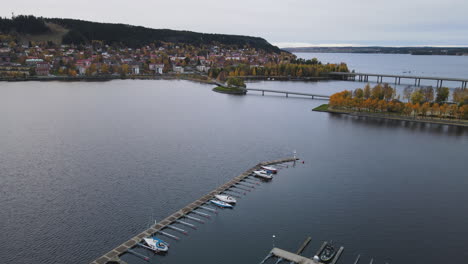 Inseln-Frösön-Und-Östersund-Verbunden-Durch-Eine-Schmale-Brücke-Im-See-Storsjön-Schweden---Luftaufnahme