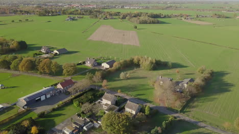 Toma-Aérea-De-Drones-De-Labranza-Sobre-El-Campo-Y-Grandes-Campos-Agrícolas-En-Los-Países-Bajos