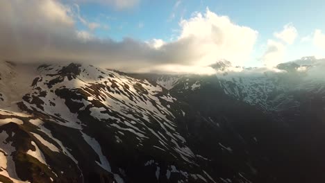 Luftaufnahme-Der-österreichischen-Berge-Schneebedeckte-Gipfel,-Die-Die-Wolken-Berühren