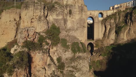 Cliffs-of-Ronda,-Spain,-revealing-the-Puento-Nuevo-landmark-bridge