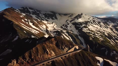 Vista-Del-Paisaje-De-Drones-De-La-Carretera-Alpina-Grossglockner-Hochalpenstrasse,-A-Través-De-Las-Montañas-Austriacas