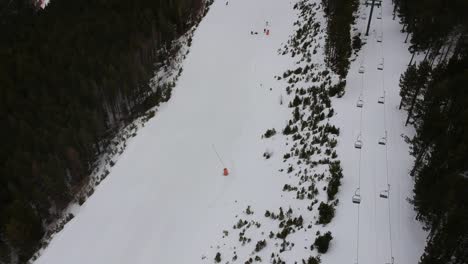 Luftaufnahmen-Von-Skistationen,-Verschiedenen-Landschaften-Und-Zuschauern-In-Andorra-Während-Der-Covid-Zeiten