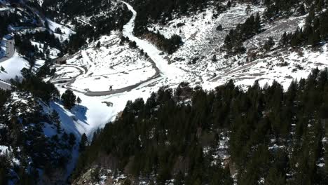 Luftaufnahmen-Von-Skistationen,-Verschiedenen-Landschaften-Und-Zuschauern-In-Andorra-Während-Der-Covid-Zeiten