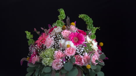 Blumenarrangement-Gänseblümchen-Nelkenrosen,-Die-Sich-Im-Schwarzen-Hintergrundblumenstrauß-Drehen