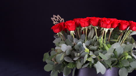 Rote-Rosen-Anordnung-Mit-Lotus-Dekoration-Schieberegler-Erschossen-Schwarzen-Hintergrund