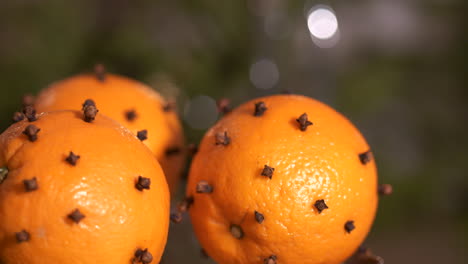 Naranjas-Enteras-Con-Clavos-Clavados-En-La-Cáscara