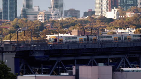 Tren-Y-Coche-Corriendo-En-El-Puente-Del-Puerto-De-Sydney-En-Nueva-Gales-Del-Sur,-Australia---Tiro-De-Seguimiento,-Cámara-Lenta