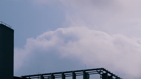 Blick-Auf-Wolkengebilde-über-Strukturen-Während-Sonniger-Tage