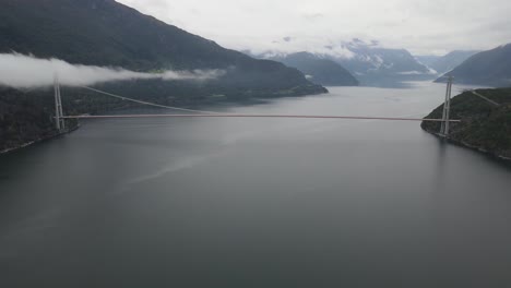 Una-Vista-Panorámica-Del-Puente-De-Hardanger-Sobre-Un-Fiordo
