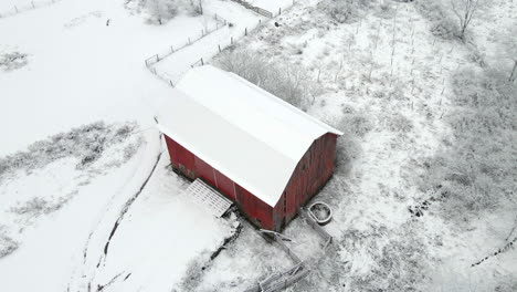 red-barn-on-farm-in-West-Virginia