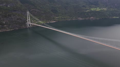 Panorama-Flächenaufnahmen-Der-Hardangerbrücke---Eine-Der-Längsten-Hängebrücken-Der-Welt