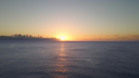 Malerischer-Sonnenuntergang-über-Dem-Pazifischen-Ozean,-Luftaufnahme-Der-Seelandschaft
