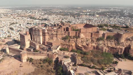 Majestuosa-Vista-Del-Fuerte-De-Mehrangarh-Y-La-Ciudad-De-Jodhpur,-Rajasthan,-India
