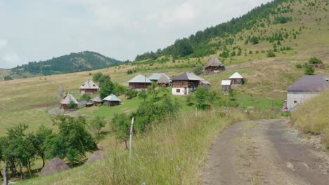 Luftaufnahme-Alter-Traditioneller-Häuser-Im-Dorf-Sopotnica-Auf-Dem-Berg-Jadovnik-In-Serbien---Luftdrohnenaufnahme