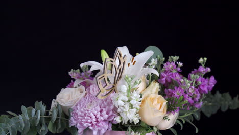 Weißes-Und-Lila-Blumenarrangement-Spinning-Und-Slider-Shot-Rosen-Lilie-Gerbera-Lotus