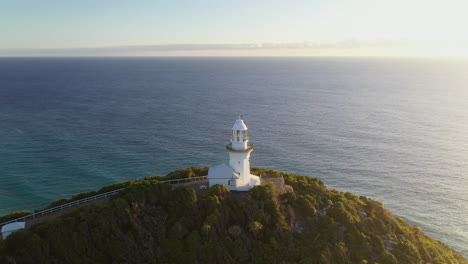 Filmische-Drohnenaufnahme,-Die-Sich-Um-Den-Rauchigen-Kap-Leuchtturm-In-Australien-Dreht,-Mit-Grüner-Insel-Und-Dem-Felsvorsprung-Im-Hintergrund