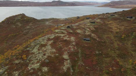 Imágenes-De-Drones-De-Una-Zona-Montañosa-En-Otoño-En-El-Sur-De-Noruega-Con-Muchas-Cabañas-De-Montaña-Y-Un-Lago-De-Montaña