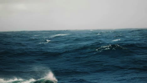 Stürmische-See-Und-Brechende-Wellen-An-Einem-Nebligen-Tag