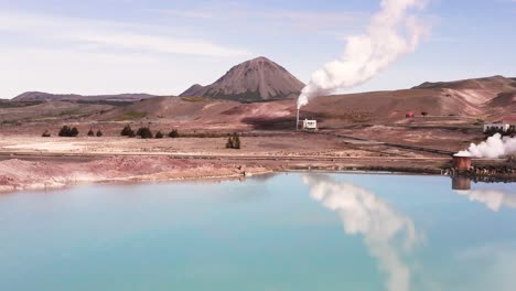 Lago-Azul-En-Islandia-En-La-Estación-De-Energía-Geotérmica-Bjarnarflag-Creando-Vapor