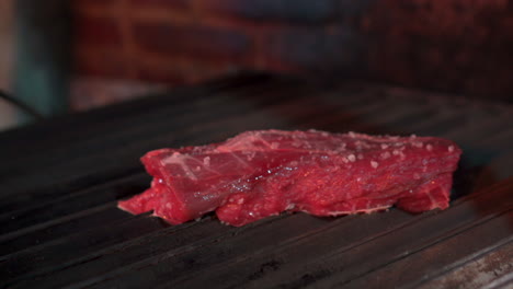 Steak-In-Den-Grill-Legen-Rohes-Fleisch