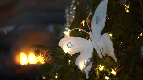 Weihnachtsschmuck-Auf-Einem-Innenbaum-Mit-Einem-Feuer-Im-Kamin-Im-Hintergrund---Zeitlupe