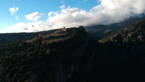 Luftaufnahmen-Eines-Sees-In-Den-Vorpyrenäen-In-Katalonien-Mit-Wunderschönen-Bergen,-Die-Ihn-Umgeben
