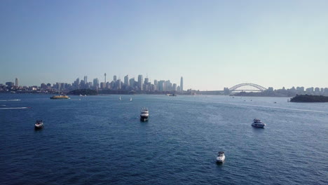 Yates-Y-Barcos-Flotando-En-El-Puerto-De-Sydney-Con-Sydney-Cbd-Y-Sydney-Harbour-Bridge-En-Segundo-Plano-En-Nsw,-Australia