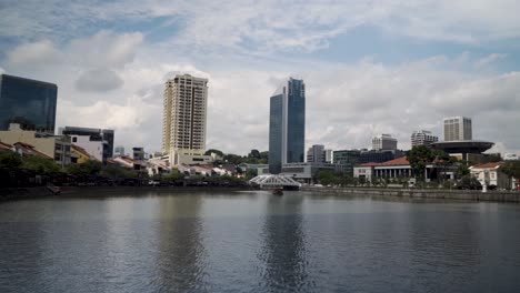 Der-Saubere-Singapore-River-Mit-Wolkenkratzern-Und-Verschiedenen-Geschäftsgebäuden-In-Singapur---Push-In-Shot