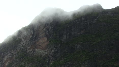 Berg-Bedeckt-Von-Wolken-In-Moreea,-Französisch-Polynesien