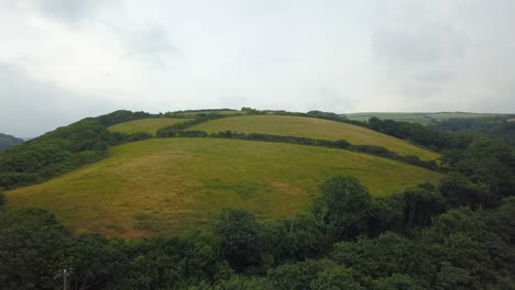 Cornwall-Rollende-Hügel-Und-Landwirtschaftliche-Felder-Am-Bewölkten-Tag,-Vereinigtes-Königreich,-Antenne