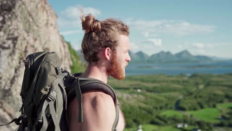Hombre-Barbudo-En-La-Cima-De-La-Montaña-Disfrutando-De-La-Vista-En-Noruega