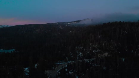 Drone-Volando-Sobre-La-Montaña-Nevada-Durante-El-Crepúsculo