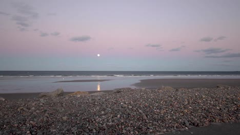 Playa-Vacía-En-El-Océano-Atlántico-Durante-Una-Luna-Llena-De-Diciembre,-Efectos-Corona